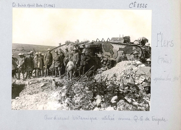 Photographie noir et blanc montrant des soldats autour d'un char d'assaut.