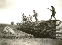 Photographie noir et blanc montrant des soldats en train de s'entraîner à sauter, le fusil au poing.