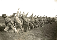 Photographie noir et blanc montrant des soldats en train de faire des exercices.