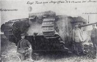 Photographie noir et blanc montrant deux soldats posant devant un tank.