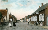 Carte postale couleur montrant une rue bordée de maisons.