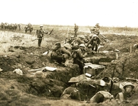 Photographie noir et blanc montrant des soldats dans une tranchée.
