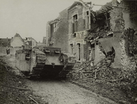 Photographie noir et blanc montrant un tank parcourant une rue de maisons détruites.