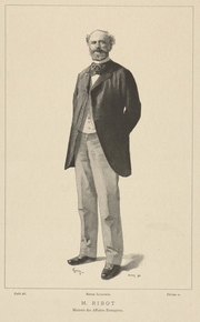 Portrait de pied monochrome d'un homme barbu, les mains dans le dos.