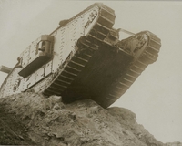 Photographie noir et blanc montrant un tank en haut d'une côte.