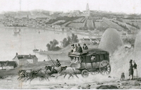 Gravure monochrome montrant une calèche en route, tirée par quatre chevaux. À l'arrière plan se dessine une ville devant une baie.