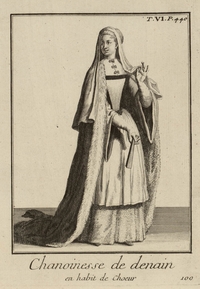Portrait en pied d’une femme en longue robe. Elle touche son voile avec la main droite, et tient un éventail de la main gauche.