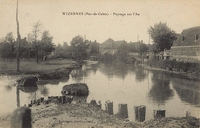 Carte postale noir et blanc montrant des bâtisses bordant un cours d'eau.
