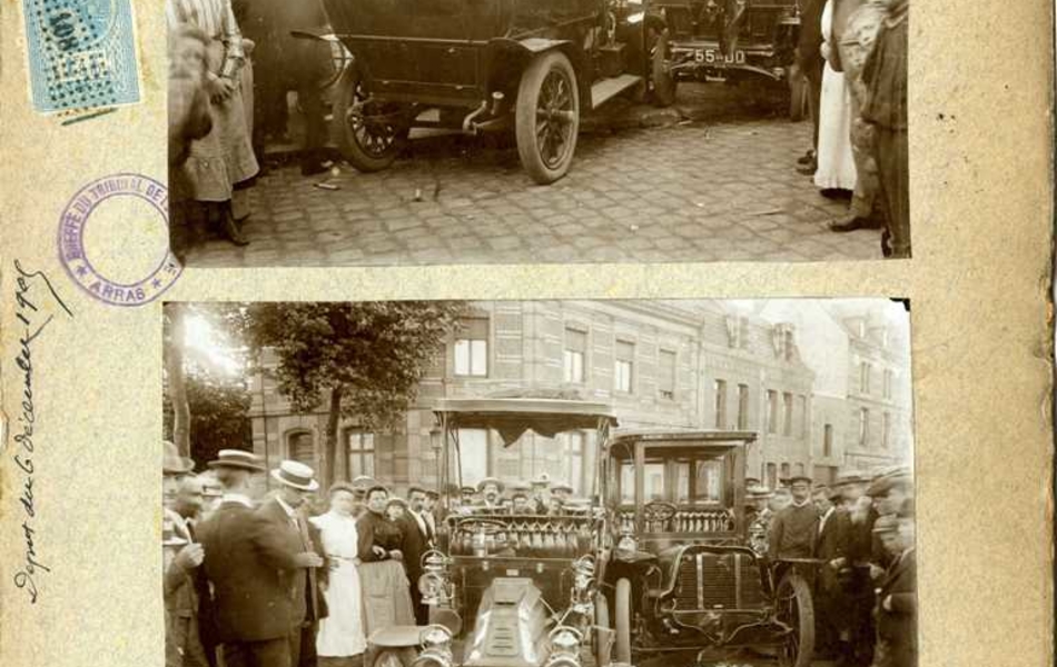 Deux photographies noir et blanc de l'accident, décrites pages suivantes. Dans la marge, on lit "Dépôt du 6 décembre 1905". En bas, on note la signature des trois experts.