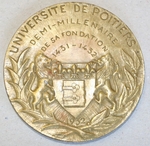 Médaille ronde sur laquelle est gravé un blason encadré de deux lions. sous deux guirlandes de laurier. Au-dessus, on lit: "Université de Poitiers, demi-millénaire de la fondation, 1431-1432".