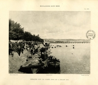 Photographie noir et blanc montrant les bords de la Liane à Boulogne où est rassemblée une foule regardant des régates s'élancer sur l'eau.