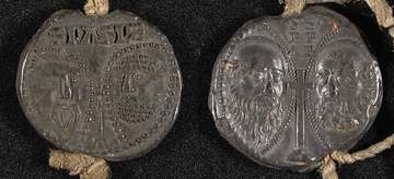 Deux sceaux ronds en plomb sur lequel sont gravés deux visages barbus séparés par une croix et portant l'inscription SPASPE.