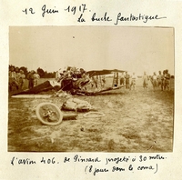 Photographie sepia montrant des hommes rassemblés autour de la carcasse d'un avion crashé.