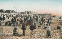 Carte postale noir et blanc montrant des plagistes sur une plage.