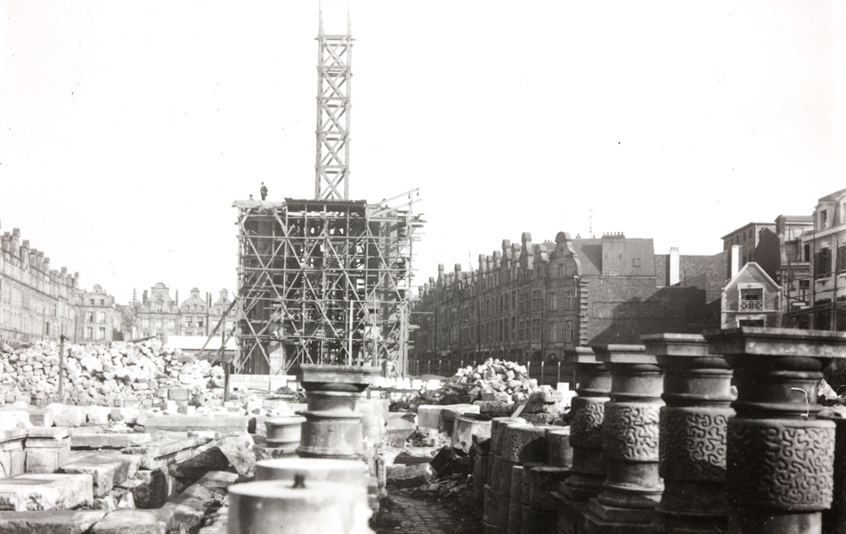 Photographie noir et blanc montrant un chantier d'un bâtiment en construction.