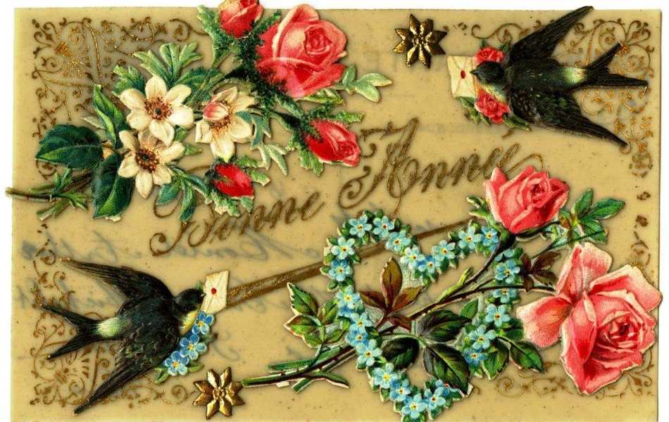 Carte postale couleur au centre de laquelle est écrit "Bonne année". Deux hirondelles tenant une enveloppe dans leurs becs volent autour, parmi divers bouquets, couronnes de fleurs et autres fioritures