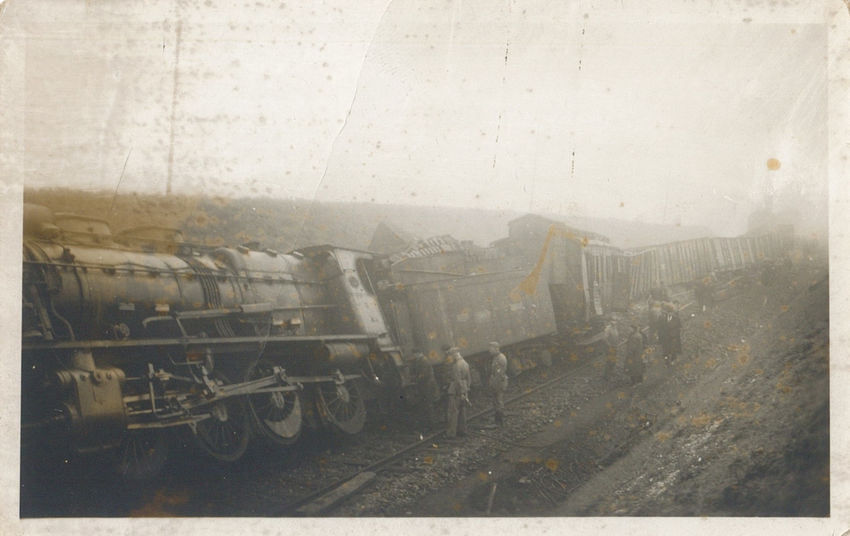 Photographie noir et blanc montrant le déraillement d'un train.