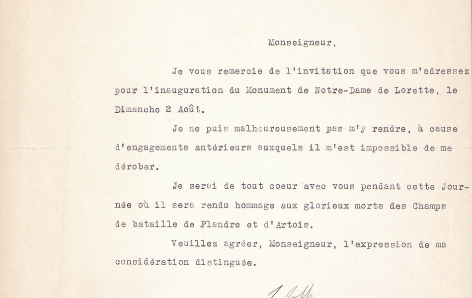 Photographie couleur d'un courrier dactylographié sur lequel on lit : "République française. Le maréchal Joffre. Paris, le 22 juillet 1925. Monseigneur, je vous remercie de l'invitation que vous m'adressez pour l'inauguration du Monument de Notre-Dame de Lorette, le dimanche 2 août. Je ne puis malheureusement pas m'y rendre, à cause d'engagements antérieurs auxquels il m'est impossible de me dérober. Je serai de tout coeur avec vous pendant cette journée où il sera rendu hommage aux glorieux morts des Champs de bataille de Flandre et d'Artois. Veuillez agréer, Monseigneur, l'expression de ma considération distinguée. Monseigneur julien, évêque d'Arras (Pas-de-Calais)".