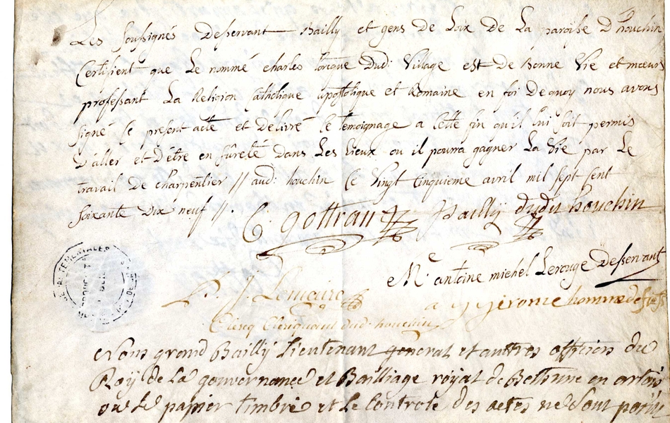 Document manuscrit sur lequel on lit : "Les sousignés deservant Bailly et gens de Loix de la paroisse d'Houchin certifient que le nommé Charles Lorgue dudit village est de bonne vie et mœurs professant la religion catholique apostolique et romaine en foi de quoi nous avons signé le présent acte et délivré le témoignage à cette fin qu'il lui soit permis d'aller et d'être en sûreté dans les lieux où il pourrait gagner sa vie par le travail de charpentier audit Houchin ce vingt cinquième avril mille sep cent soixante dix neuf".