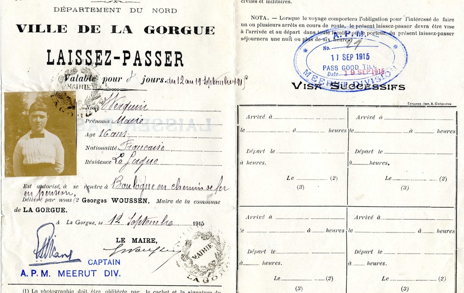 Document imprimé comportant une photographie d'identité d'une femme et le texte suivant : "Ville de La Gorgue. Laissez-passer pour 8 jours du 12 au 19 septembre 1915. Nom : Werquin. Prénom : Marie. Age : 16 ans. Nationalité : française. Résidence : La Gorgue. Est autorisée à se rendre à Boulogne en chemin de fer en pension. Délivré par Georges Woussen, maire de la commune, le 12 septembre 1915".