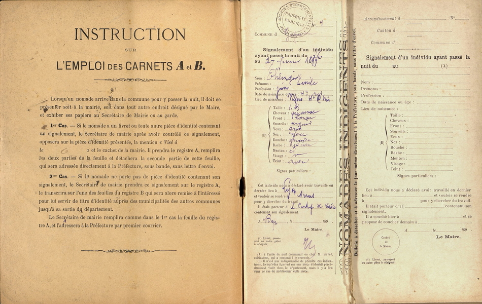 Double page d'un cahier. Sur celle de gauche, on lit : "Instruction sur l'emploi des carnets A et B. Lorsqu'un nomade arrive dans la commune pour y passer la nuit, il doit se présenter soit à la mairie, soit dans tout autre endroit désigné par le maire, et exhiber ses papiers au secrétaire de mairie ou au garde. premier cas : Si le nomade a un livret ou tout autre pièce d'identité contenant un signalement, le secrétaire de mairie après avoir contrôlé ce signalement, apposera sur la pièce d'indentité présentée la mention "visé à ..., le ..." et le cachet de la mairie. Il prendra le registe A, remplira les deux parties de la feuille et détachera la seconde partie de cette feuille, qui sera adressée directement à la préfecture, sous bande, sans lettre d'envoi. Deuxième cas : Si le nomade ne porte pas de pièce d'identité contenant son signalement, le secrétaire de mairie prendra ce signalement sur le registre A, le transcrira sur l'une des feuilles du registre B qui sera alors remise à l'intéressé pour lui servir de titre d'identité auprès des municipalités des autres communes jusqu'à sa sortie du département. Le secrétaire de mairie remplira comme dans le premier cas la feuille du registre A et l'adressera à la préfecture par premier courrier". Sur la page de droite, des feuilles pré&-remplies de signalement.