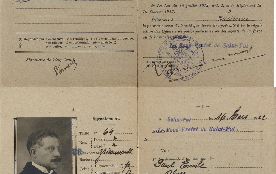 Double page d'un carnet portant une photographie de profil d'une femme et son signalement physique. En-dessous, on lit : "La loi du 16 juillet 1912, art. 2, et le règlement du 16 février 1913, délivrons à Vernerie Lucienne le présent carnet d'identité qui devra être présenté à toute réquisition des Officiers de police judiciaire ou des agents de la force ou de l'autorité publique. Signé : le sous-préfet de Saint-Pol".