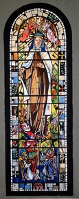 Dessin en couleur d'un vitrail où apparaît Sainte Thérèse portée par deux anges et accompagnée de deux autres anges jouant de la harpe et du violon .