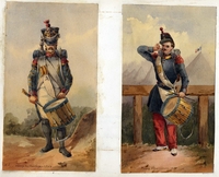 Deux aquarelles représentant des soldats portant un tambour. Sur celle de gauche portant la légende "Camp de Boulogne, 1804. A.L.", le soldat porte un haut chapeau, un uniforme blanc et bleu et des bottes noires. Sur l'autre ("Camp d'Ambleteuse, 1854. A.L."), le chapeau du soldat ressemble davantage à une casquette, son pardessus est bleu et fermé, son pantalon rouge et ses chaussures noires sont recouvertes de guêtres blanches.