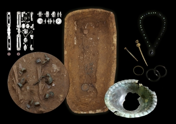 Photographie couleur de vestiges archéologiques (petites pièces isolées).