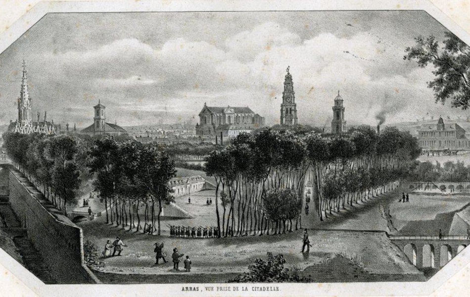 Lithographie noir et blanc montrant une vue plongeante sur Arras prise de la citadelle. De gauche à droite, on reconnaît l'église des Bénédictines du Saint Sacrement, l'église Saint-Nicolas-en-Cité, la cathédrale Notre-Dame, le breffoi, l'église Saint-Jean-Baptiste et la gare