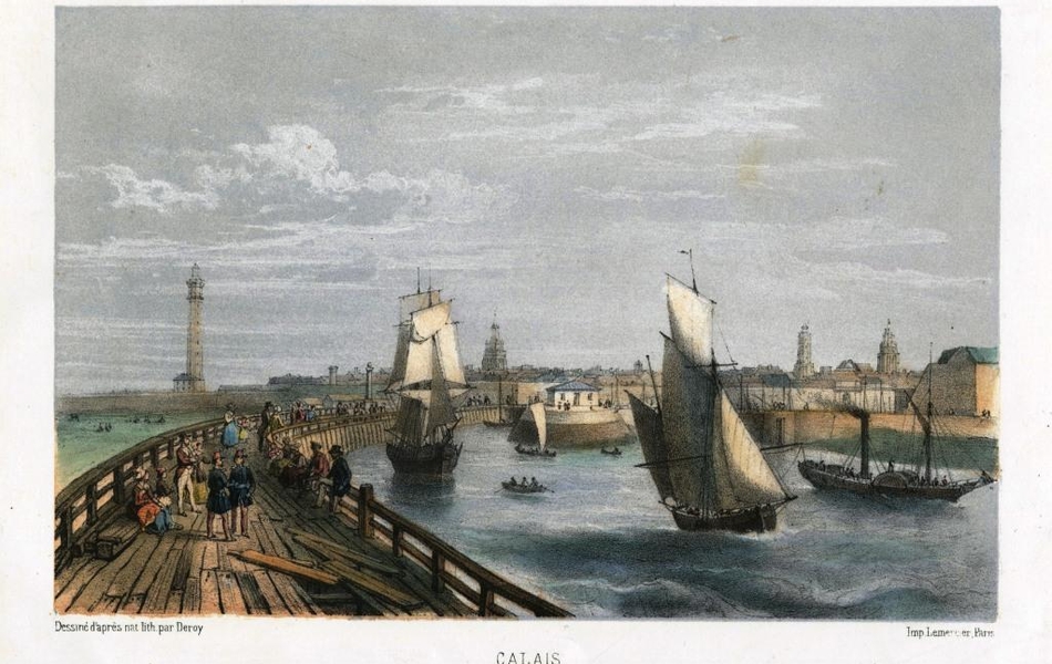 Lithographie en couleur montrant deux voiliers et un bateau à vapeur mouillant dans le port. Des soldats et passants se promènent sur une jetée en bois. À l'arrière-plan, on distingue la ville de Calais