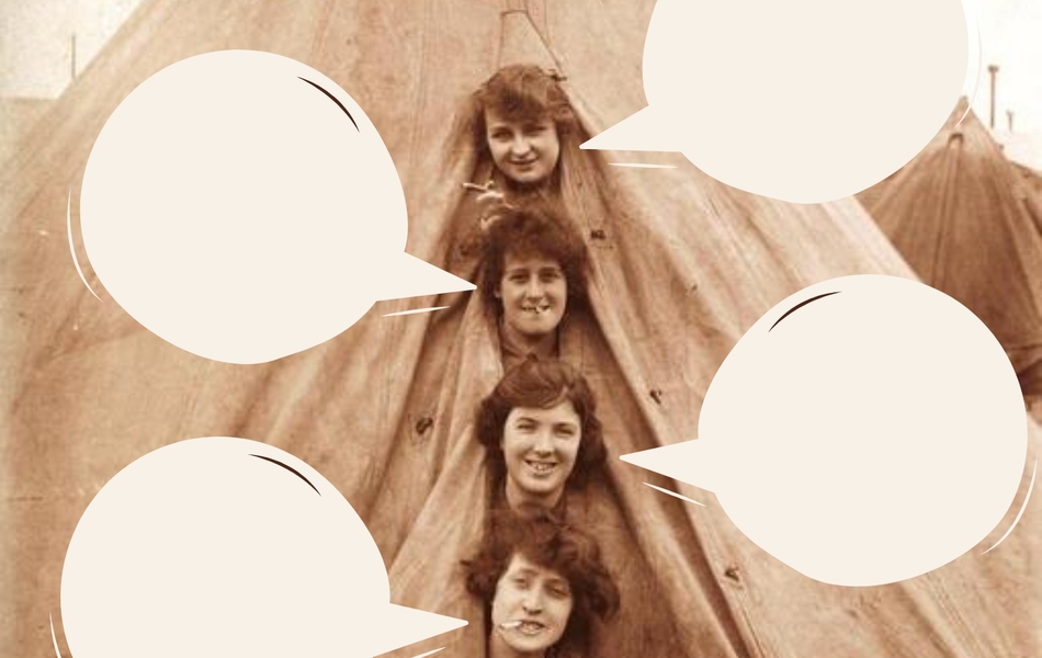Photographie sepia représentant quatre jeunes femmes volontaires durant la Première Guerre mondiale. Seule leur tête est visible, dépassant d’une tente. Chacune affirme quelque chose (quatre bulles de BD).