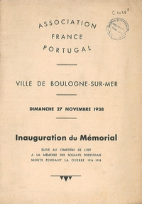 Affichette où il est écrit : "Association France-Portugal. Ville de Boulogne-sur-Mer. Dimanche 27 novembre 1938. Inauguration du mémorial élevé au cimetière de l'est à la mémoire des soldats portugais morts pendant la guerre 1914-1918".